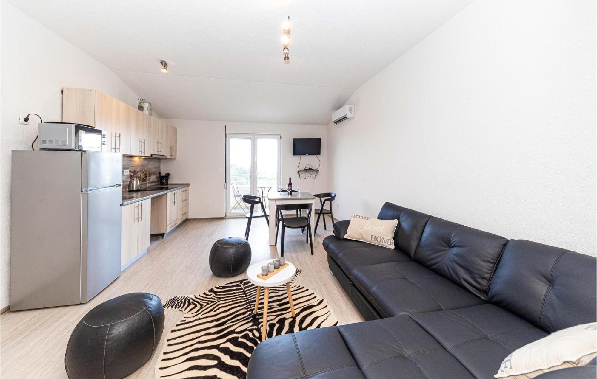 Stunning Apartment In Kastel Luksic With Wifi Kaštela エクステリア 写真